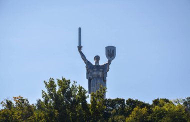 Anavatan Anıtı 'nın heykeli, Kyiv' deki sökülmüş Sovyet armasını değiştirmek için kalkanın üzerinde bir kılıç ve metal mızrak taşıyor.
