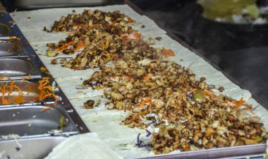 Lezzetli kızarmış tavuk eti, sebze, salatalık turşusu ve lahana ekmeği sosu, shawarma hazırlığı için hazır.