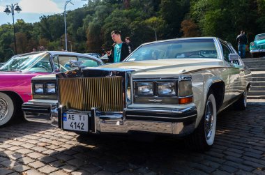 Amerikan lüks klasik arabası beyaz sedan Cadillac DeVille 1990 Kyiv 'deki eski araba sergisinde sunuldu 