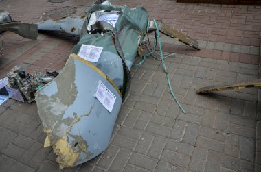 Rus stratejik seyir füzesi Kh-101 / AS-23 Kodiak 'ın Khreshchatyk merkezindeki sergisinde kanat merkezi bölümünün kalıntıları.