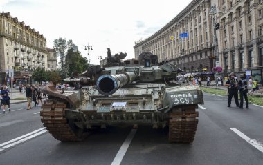 Savaş tankı T-90A, Kyiv 'deki Khreshchatyk' te ele geçirilen Rus teçhizatı ve imha sergileniyor.. 