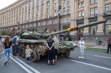 Savaş tankı T-90A, Kyiv 'deki Khreshchatyk' te ele geçirilen Rus teçhizatı ve imha sergileniyor.. 