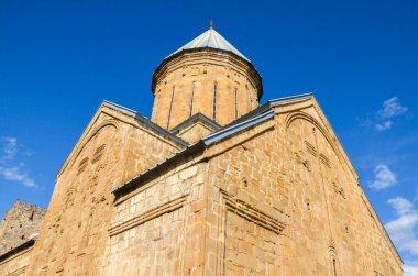 Gürcistan 'daki Zhinvali Barajı' nın kıyısındaki Ananuri Kalesi Kompleksi 'nde bulunan Bakire Meryem Varsayımı Kilisesi.