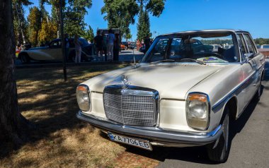 Alman klasik bej sedan Mercedes Benz 200 W115D serie 1973 Retro araba sergisinde sunuldu