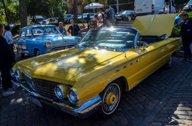 Güçlü V8 motoru ve parlak çizgileri olan tam boy bir güzellik 1962 model sarı Buick Electra sofistike ve zamansız bir lüks arabadır.