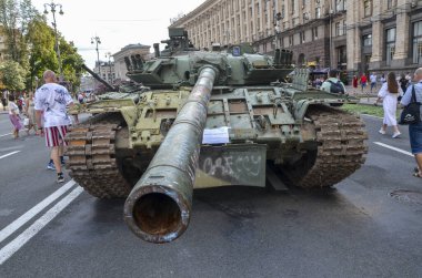 Rus askeri teçhizatının sergilendiği Khreshhatyk caddesinde Ukrayna kuvvetleri tarafından yakalanan T-80 tankı sergilendi.