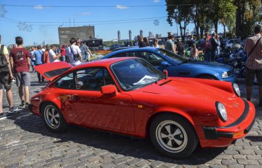 Klasik kırmızı klasik lüks spor araba 1984 Porsche 911 Carrera G-Serisi 'ne ait gerçek bir otomotiv ikonu.