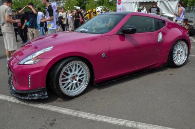 Zarif şık 2013 model Violet Nissan 370Z (Fairlady Z) coupe, Kyiv araba festivalinde sunulan Nissan araç kadrosunun bir parçasıdır.