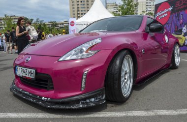 Zarif şık 2013 model Violet Nissan 370Z (Fairlady Z) coupe, Kyiv araba festivalinde sunulan Nissan araç kadrosunun bir parçasıdır.