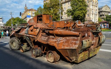 Komuta ve personel aracı Kushetka-B Ukrayna ordusu tarafından ezildi ve Kyiv 'deki Khreschatyk caddesinde yıkılmış Rus ekipmanlarının sergisinde sergilendi.