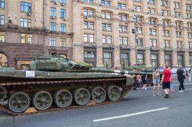 Rus Federasyonu 'nun T-72-B3 tankı Ukrayna ordusu tarafından Kyiv' deki Khreschatyk caddesinde yıkılmış Rus teçhizatı sergisinde ezildi.