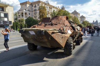 Komuta ve personel aracı Kushetka-B Ukrayna ordusu tarafından ezildi ve Kyiv 'deki Khreschatyk caddesinde yıkılmış Rus ekipmanlarının sergisinde sergilendi.