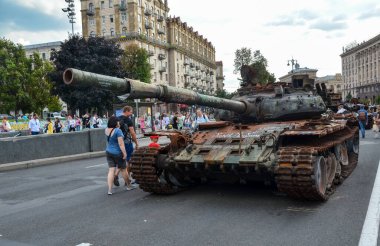 Rus Federasyonu 'nun T-72-B3 tankı Ukrayna ordusu tarafından Kyiv' deki Khreschatyk caddesinde yıkılmış Rus teçhizatı sergisinde ezildi.