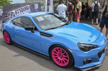 İki kapılı spor araba hiper mavi Subaru BRZ, arka teker çekişi ve dengeli şasisi ile muhteşem bir sürüş deneyimi sunuyor.