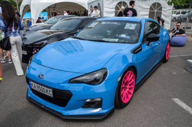 İki kapılı spor araba hiper mavi Subaru BRZ, arka teker çekişi ve dengeli şasisi ile muhteşem bir sürüş deneyimi sunuyor.