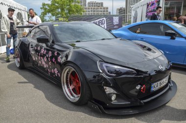 Siyah Toyota GT86 2016, sade sürüş heyecanı üzerine yoğunlaşmış bir araba üretmek için eskiye dönüş tarifi kullanan spor bir coupe.