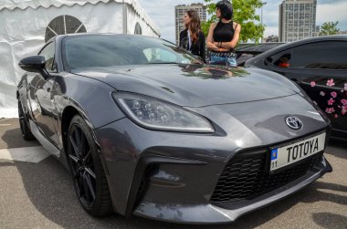 Toyota GR86, Subaru ile ortaklaşa geliştirilen kompakt bir arkadan çekişli coupe.