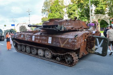 Kyiv 'deki Khreshchatyk caddesinde Rus askeri teçhizatının sergilendiği bir sergide 2S1 Gvozdika, yanmış ve tahrip edilmiş bir şekilde gösterildi.