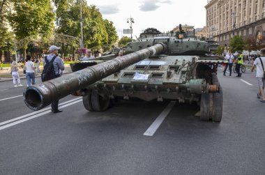 Ukrayna 'nın savaş alanlarında imha edilen Rus T-72 tankı, Kyiv' deki imha edilmiş Rus teçhizatı sergisinin bir parçası olarak görülüyor.