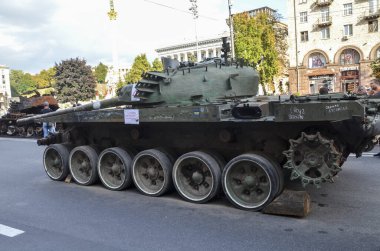 Ukrayna 'nın savaş alanlarında imha edilen Rus T-72 tankı, Kyiv' deki imha edilmiş Rus teçhizatı sergisinin bir parçası olarak görülüyor.