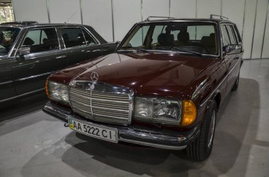 Mercedes-Benz W123 1984, Kyiv 'deki eski araba fuarında sunulan modern E-sınıfının öncüsü olan bir ticari yolcu otomobil ailesidir.