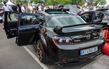 Benzersiz spor araba, siyah Mazda RX-8 2010 arka koltuklara daha kolay ulaşabilmek için yarı kapılı ve döner motorlu bir araçtır.