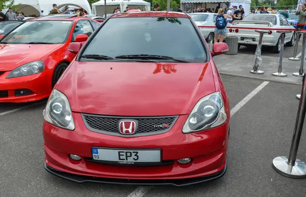 Honda Civic Type R EP3, Kyiv araba festivalinde sunulan otomotiv tarihinde iz bırakan efsanevi bir hatchback.