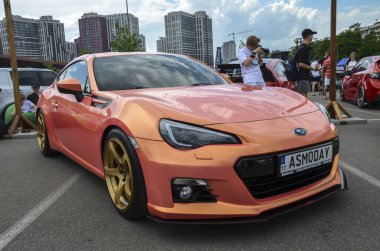 Subaru BRZ, Japon otomobil festivali Kyiv Otomobil Festivali 'nde sunulan güç, duyarlılık ve stili birleştiren spor otomobil. 