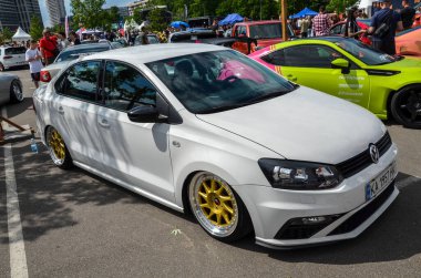 Beyaz Volkswagen Polo Sedan 2012 MTS Technik + BC Yarış bobinleri Özel Hava süspansiyonu JR26 tekerlekler R17 Golf 7 GTI koltukları otomobil festivali Kyiv Araba Festivali 'nde sunuldu 