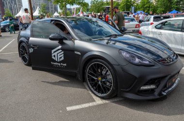 2012 Porsche Panamera 4S, etkileyici performansı ve zarif tasarımıyla lüks bir spor sedanıdır.