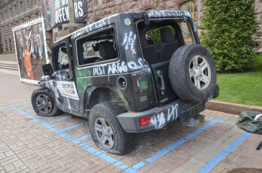 Rus işgalci tarafından yok edilen Ukrayna 'daki savaş sırasında bir askeri araç kaza yaptı.