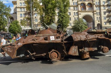 BTR-82A zırhlı personel taşıyıcı modern Rus APC 'lerinin en son örneklerinden biri topçu saldırısı sonucu imha edildi.