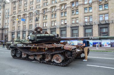 Ukrayna Silahlı Kuvvetleri tarafından 1989 Rus Federasyonu 'nun Khreschatyk caddesindeki silahlı kuvvetlerinin 1989 model 72B tankı tarafından yok edildi.