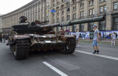 Ukrayna Silahlı Kuvvetleri tarafından 1989 Rus Federasyonu 'nun Khreschatyk caddesindeki silahlı kuvvetlerinin 1989 model 72B tankı tarafından yok edildi.