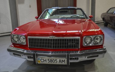 Beşinci neslin en uzun kırmızı, üstü açılır Chevrolet Impala modeli, 70 'lerde markanın en başarılı modellerinden biri olarak kabul edilir.