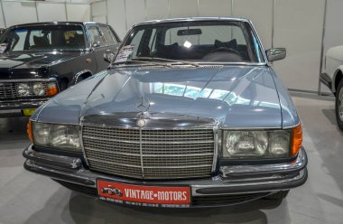 1974 yılında üretilen Alman klasik Mercedes-Benz 450SE W116 S sınıfı araç, Kyiv 'de düzenlenen klasik araba festivalinde tanıtıldı. 