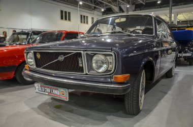 1967 Volvo 142, iki kapılı bir sedan. Bu model, sağlam yapısı, güvenlik özellikleri ve doğrudan tasarımıyla biliniyordu ve Volvo araçlarının bir özelliği haline geldi.