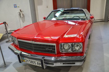 Beşinci neslin en uzun kırmızı, üstü açılır Chevrolet Impala modeli, 70 'lerde markanın en başarılı modellerinden biri olarak kabul edilir.