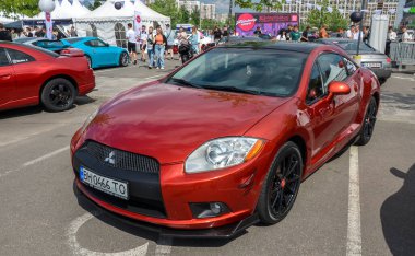 2010 Mitsubishi Eclipse, iki kapılı, dört koltuklu, şık ve performanslı bir spor coupe.