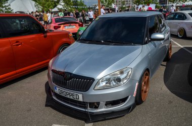 Skoda Fabia 5J 5 kapılı hatchback pratik, rahat küçük bir arabadır ve sınıfının en iyi seçeneklerinden biridir.