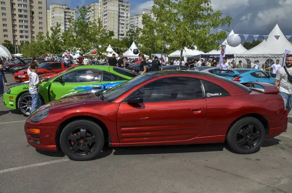 2010 Mitsubishi Eclipse, iki kapılı, dört koltuklu, şık ve performanslı bir spor coupe.