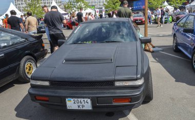 Nissan Silvia S12 hafif şasisi ve güçlü performansı ile tanınıyor, bu da onu spor araba meraklıları arasında popüler bir seçim yapıyor.