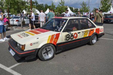 Spor araba Toyota Carina A60, Toyota Celica ile platformunu paylaşan dört kapılı bir sedan.