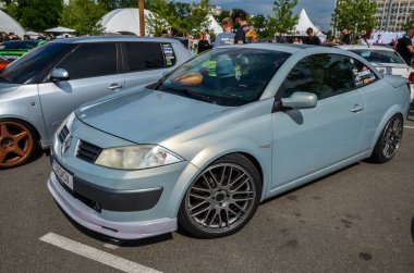 2004 'ten Renault Megane II CC geri çekilebilir çatılı şık bir sütundur. Bir coupe' un güvenliği ile üstü açılabilirlik arasında bir denge sağlar.