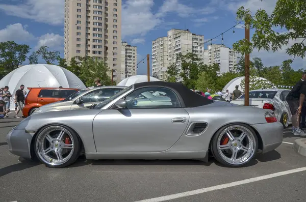 Gümüş rengi Porsche Boxster, spor bir arabanın dinamik sürüş vasıflarını günden güne sınırsız pratik ile birleştirdi.