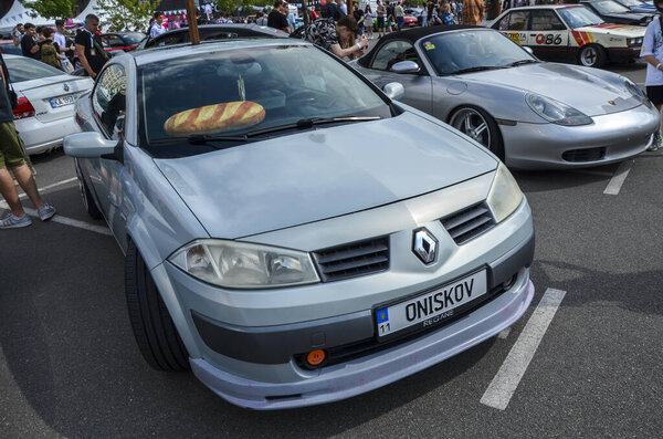 Renault Megane II CC с 2004 года представляет собой стильный кабриолет с выдвижной крышей хардтопа Он находит баланс между безопасностью купе и открытостью кабриолета