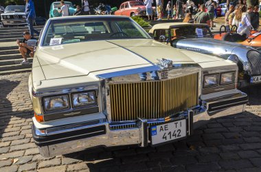 Klasik Amerikan lüks arabası Cadillac DeVille retro araba festivalinde sunuldu