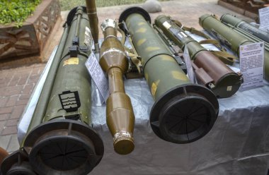 Rusya yapımı roket güdümlü tanksavar bombaları Kyiv 'in merkezinde sergileniyor.