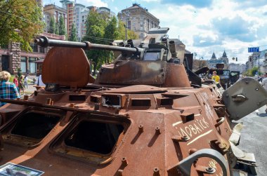 Ukrayna kuvvetleri tarafından imha edilen Rus askeri teçhizatı sergisinde BMP-1K komuta ve personel aracı ele geçirildi