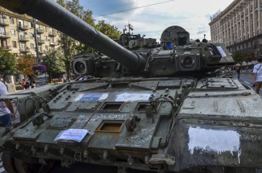 Ukrayna T-90. silahlı kuvvetleri tarafından yok edildi. Rusya Federasyonu 'nun silahlı kuvvetleri Orta Kyiv' deki Khreschatyk Caddesi 'nde sergilendi.